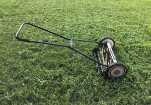 Manual lawn mower