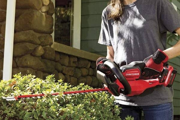 Benefits of a Cordless Hedge Trimmer